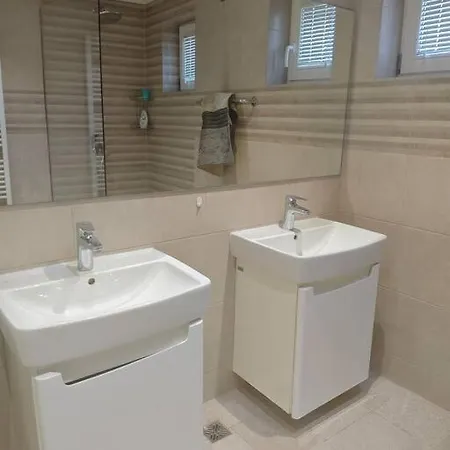 Spacious Retreat Plandiste