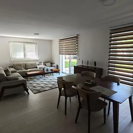 Spacious Retreat فيلة Plandiste